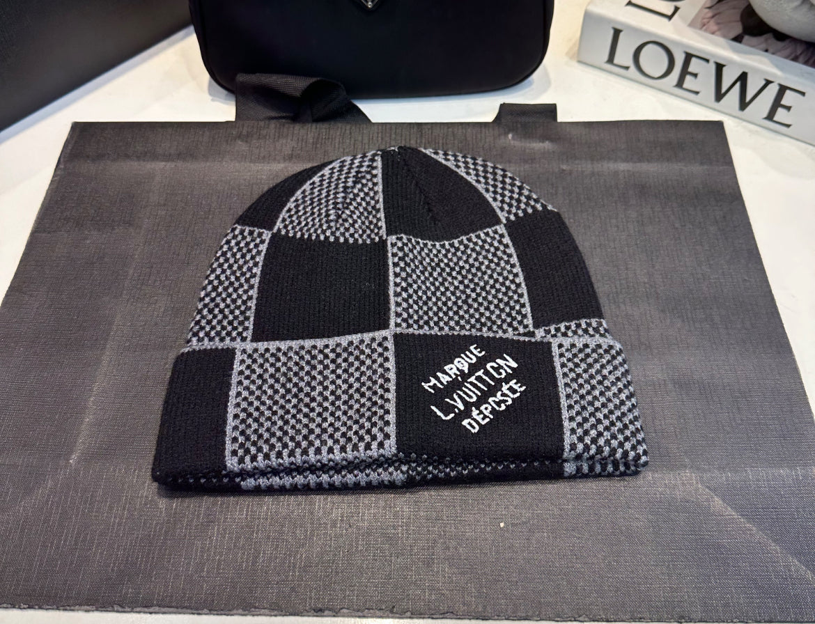 Louis Vuitton mössa och halsduk