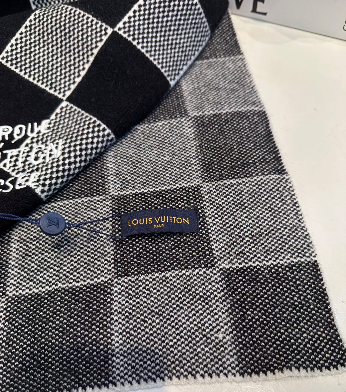Louis Vuitton mössa och halsduk