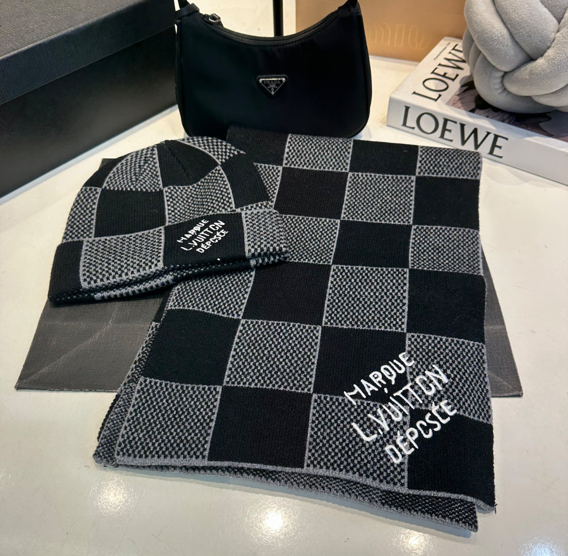 Louis Vuitton mössa och halsduk