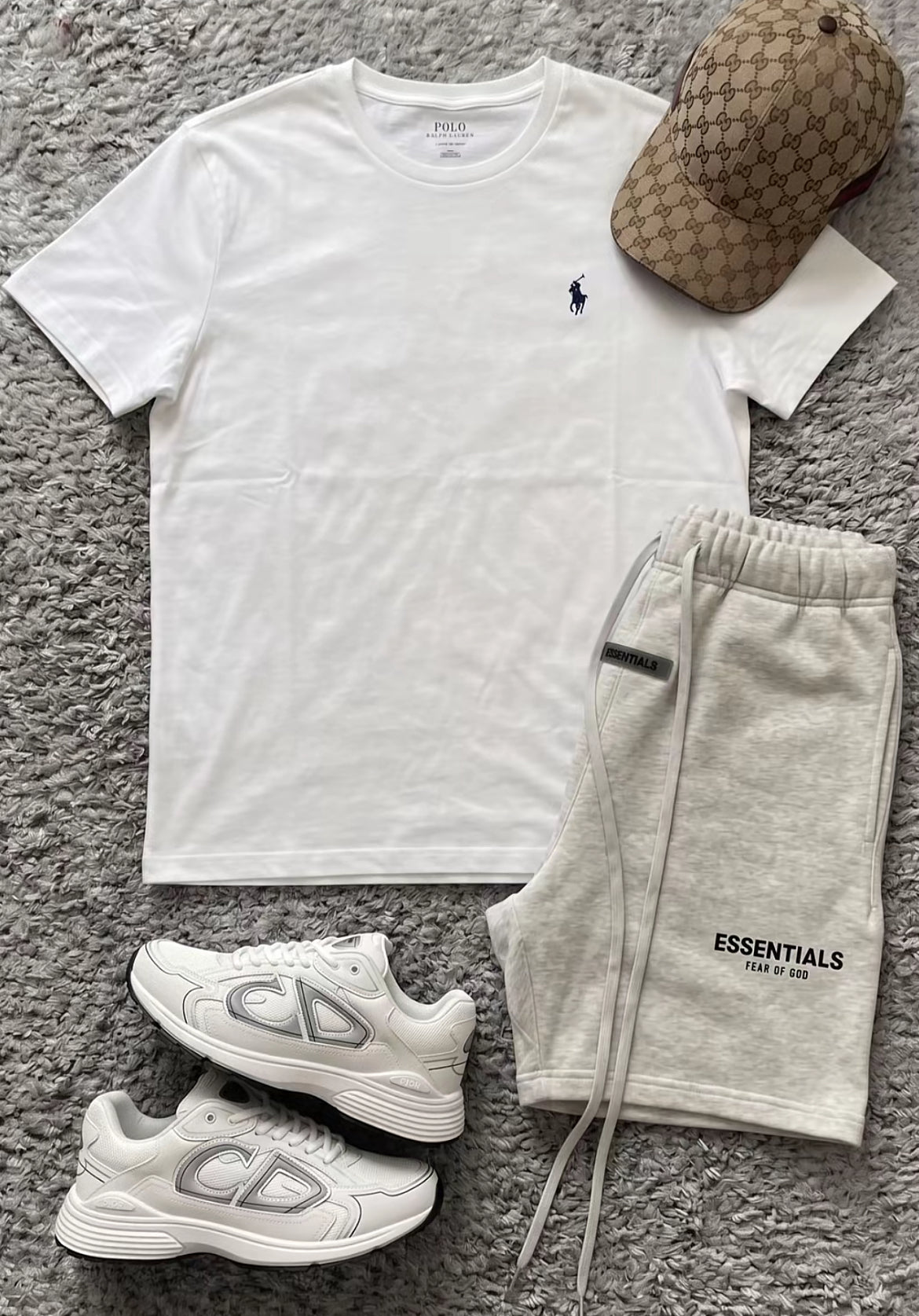 Polo tshirt Essentials shorts dior skor och gg beige keps