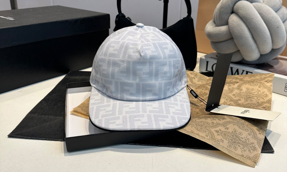 Fendi keps vitt
