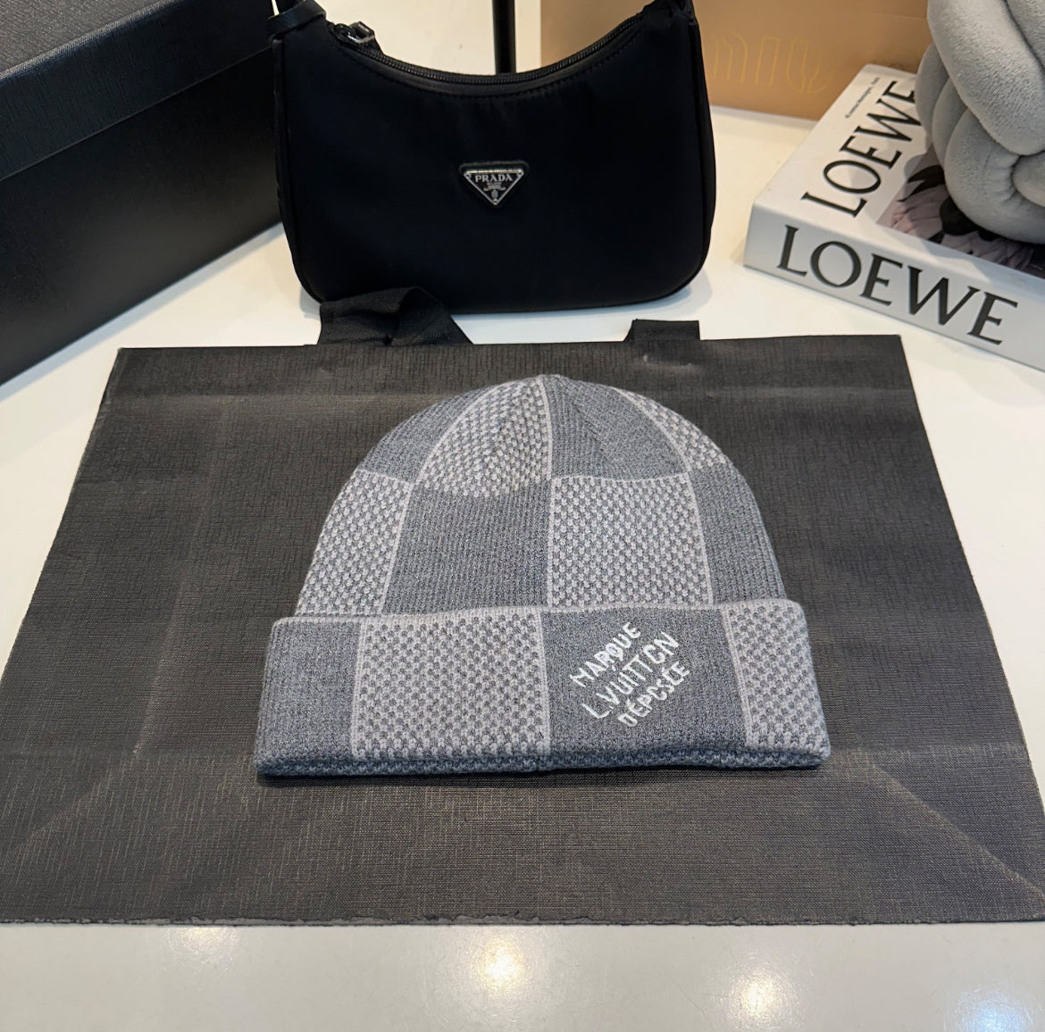 Louis Vuitton mössa och halsduk