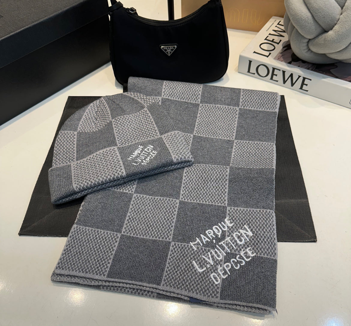 Louis Vuitton mössa och halsduk