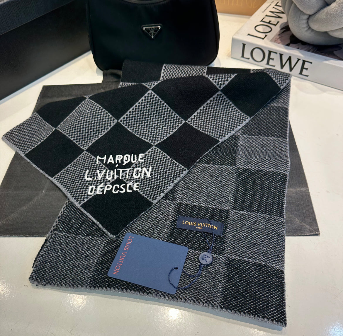 Louis Vuitton mössa och halsduk