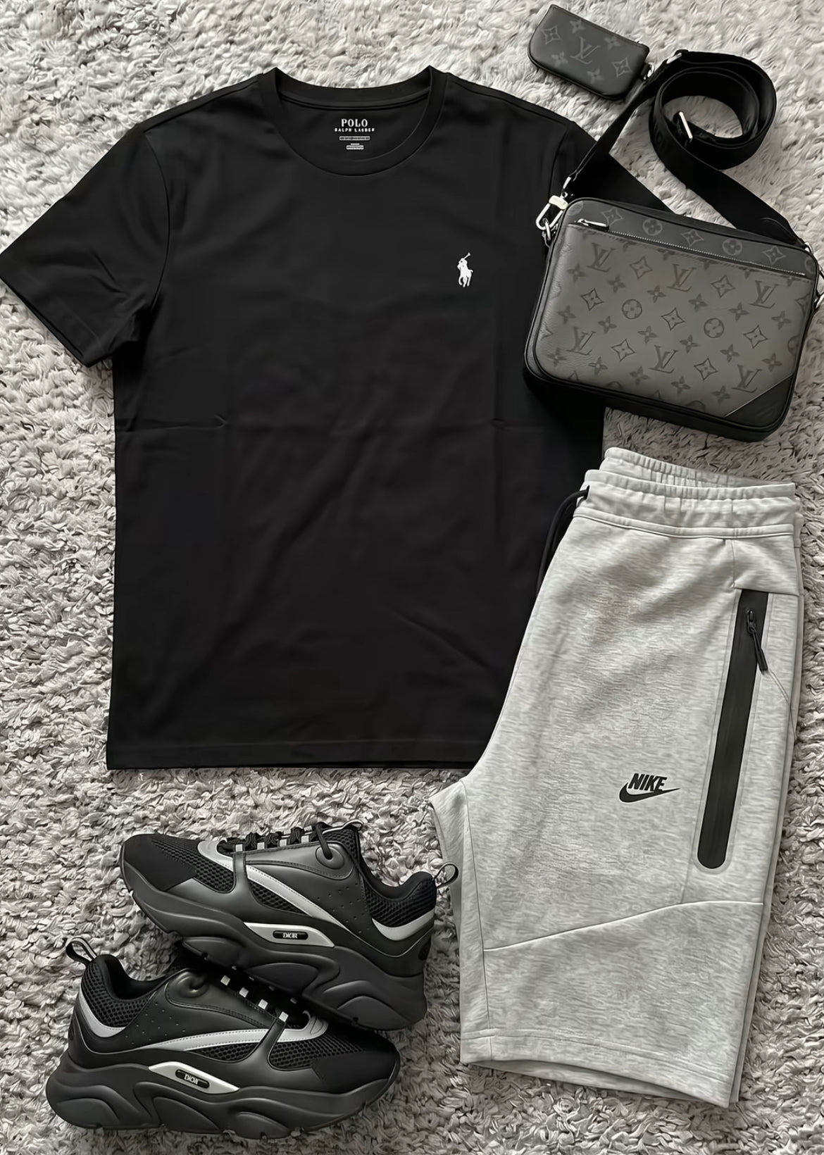 Polo Ralph lauren tshirt Nike tech shorts lv väska och dior b22 skor