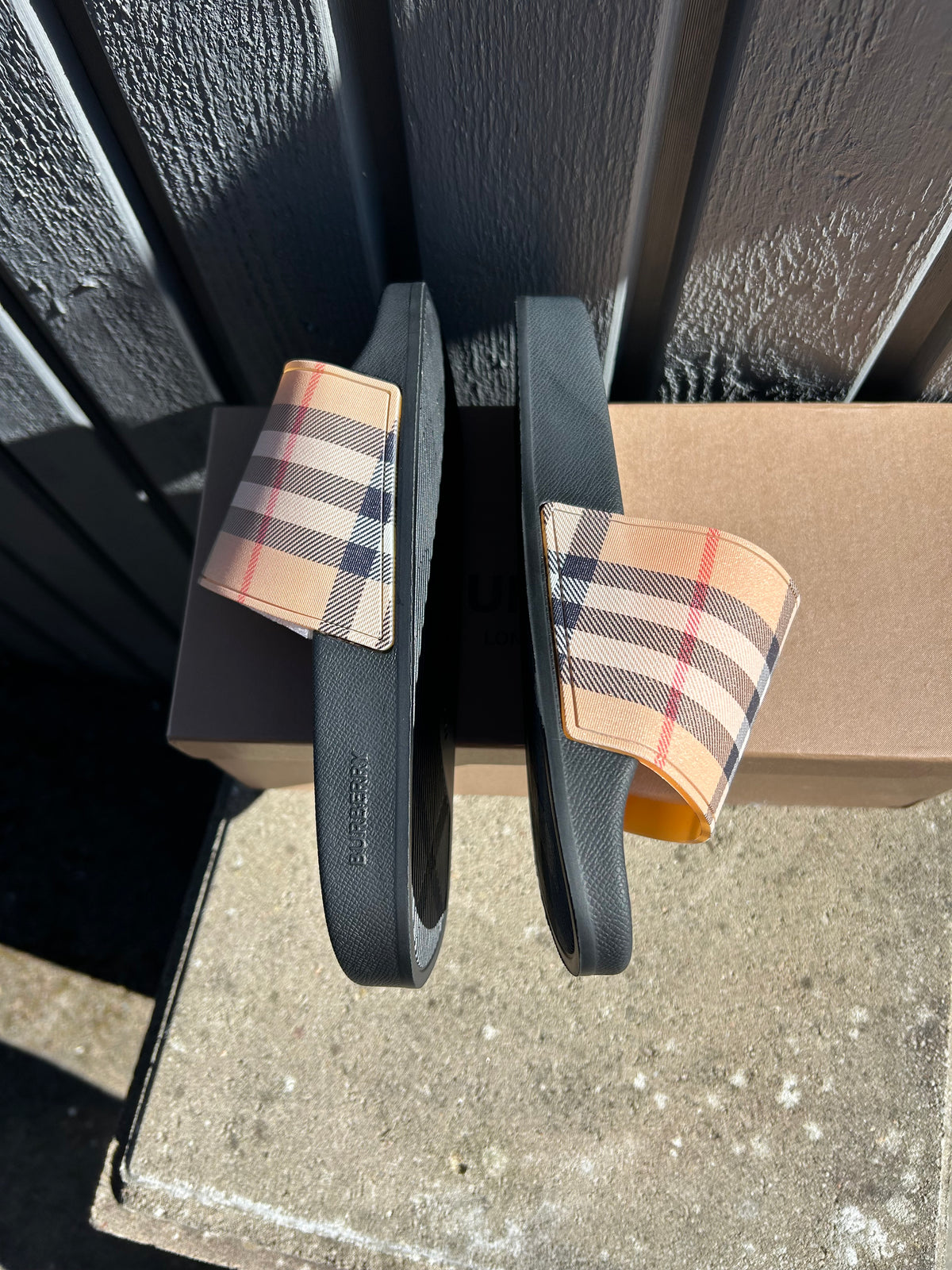 Riktigt snygga och sköna burberry tofflor.